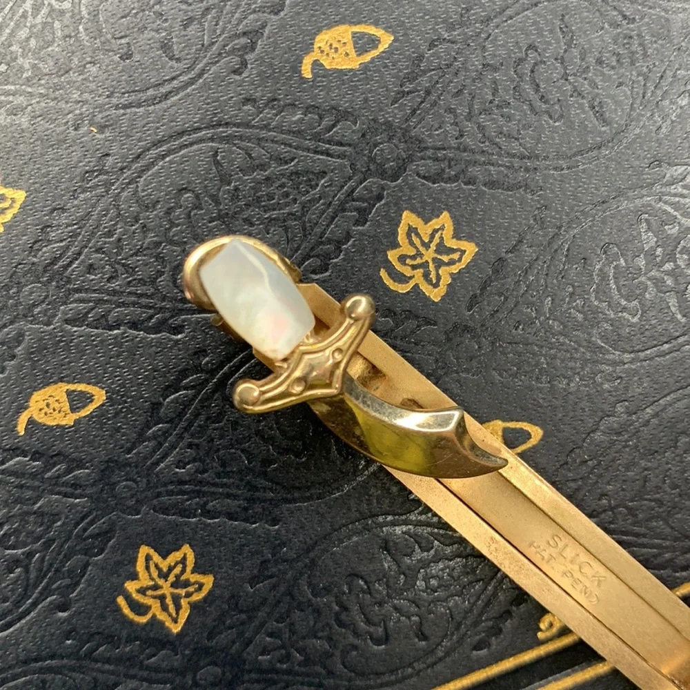 Vintage gold tone metal SLICK tie clip with Mother of Pearl daggers / knives - Picture 10 of 13